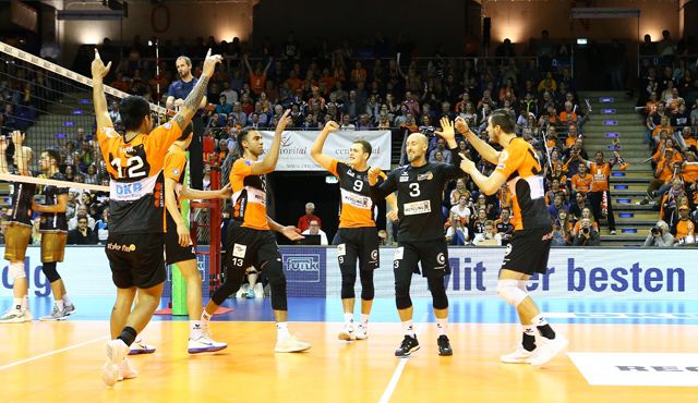 Erstmals Grund zum Jubeln
im Volleyballtempel Foto: Eckhard Herfet Erstmals Grund zum Jubeln
im Volleyballtempel - Foto: Eckhard Herfet