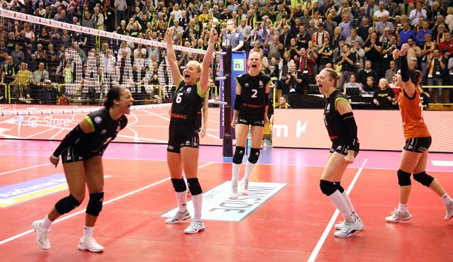 Ladies in Black siegen auch zu Hause Foto: Ladies in Black Aachen// ASt Ladies in Black siegen auch zu Hause - Foto: Ladies in Black Aachen// ASt