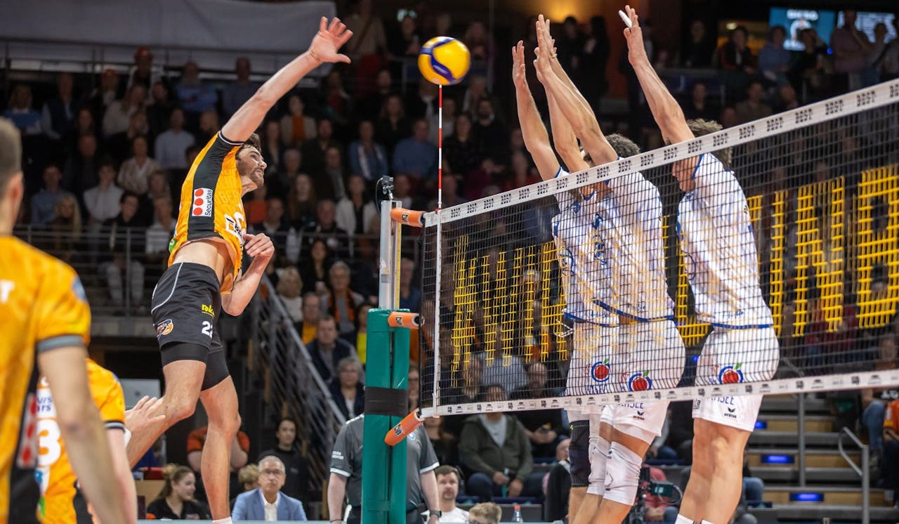 Harter Schlagabtausch ums Finalticket - Foto:  Andreas Gora