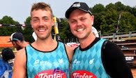 Die neuen Bayerischen Beachvolleyball Meister Sebastian Burgis (rechts) und Johannes Klinkert (links). Foto: Lothar Forstmeier