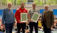 Manfred Schulz (links) und Jörg Schwenk (rechts) vom VLW-Freundeskreis zeichnen die beiden VfB-Trainer Simon Stegmann (2. von links) und Andreas Elsäßer aus. Foto: privat