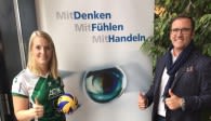 Thomas Zimmer (Geschäftsführer der Ophthalmo Pro GmbH) und Denise Linz (Spielerin der proWIN Volleys TV Holz) besiegeln die neue Premiumpartnerschaft Foto: proWIN Volleys TV