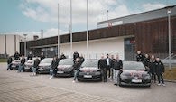 Rote Raben und Auto-Familie Ostermaier bei der offiziellen Fahrzeug-Übergabe an der Ballsporthalle.  Foto:  Rote Raben Vilsbiburg