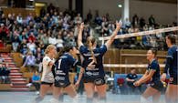Jubelnde AllgäuStrom Volleys feiern vor vollem Haus in der Allgäu-Sporthalle  Foto:  Dominik Berchtold