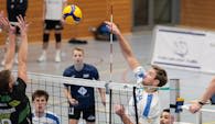 Paul Sprung im Angriff am Netz. Ihm gegenüber der gegnerische Block.  Foto:  Wencke Hinterschuster