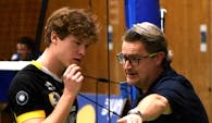 Tim Aust im Gespräch mit Trainer Heiko Roth  Foto:  TSV Grafing Volleyball