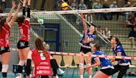 Lea Koopmann (in blau beim Schmettern) und das VCO-Team gefielen beim 3:1 mit starker Teamleistung. (Lizenz: kostenfreies Nutzungsrecht für private Zwecke mit Urheberangabe) Foto:  Robert Gertzen