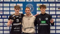 Ehrengast übernimmt Ehrung: Vize-Olympiasieger Clemens Wickler mit den MVPs aus Mondorf und Essen  Foto:  Lukas Brockmann