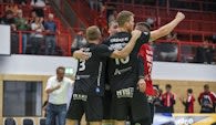 Coach und Team wollen auch gegen Langen jubeln.  Foto:  Pressefoto Evans