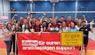 Wieder ein 3:0 Erfolg! Die Aligser Volleys und ihre Fans haben gut lachen  Foto:  Arne Tyedmers