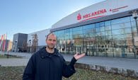 Geschäftsführer Dirk Westphal vor der MBS Arena Potsdam  Foto:  Netzhoppers