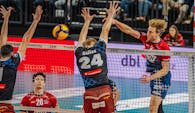 Heißes Duell beim Spiel im Dezember: Der Ex-Herrschinger Daniel Gruvaeus gegen Simon Gallas. (Lizenz: kostenfreies Nutzungsrecht für redaktionelle Zwecke mit Urheberangabe) Foto:  SVG/Höfel