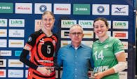 Kaline sagte:  Marc Arne Schümann überreicht MVP-Gold an Brianna Ford und Silber an Anna Hartig.  Foto:  Kevin Mattig