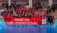 Nach dem letzten Playoff-Spiel bedankte sich das Raben-Team bei den Fans in der Ballsporthalle.  Foto:  Rote Raben Vilsbiburg