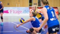 Volleyball-Legende Athanasios Papageorgiou (Mitte) überreicht die beiden MVP Medaillen an Leonie Amann (rechts) und Annika Stenchly (rechts)  Foto: Ulrich Theilen