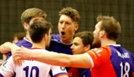 Das Feiern müssen Lukas Bauer (Mitte) und seine United-Kollegen auf Weihnachten verschieben. Foto: United Volleys/Gregor Biskup