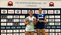 Die MVP des Spiels: Magdalena Zerelles (l.) und Hanna Weinmann  Foto:  DJK München-Ost