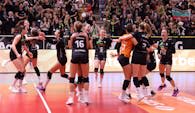 Ausgelassen feiern die Aachenerinnenmit ihren Fans den 3:2 Erfolg  Foto: Ladies in Black Aachen// Andreas Steindl