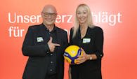 Ladies Geschäftsführer Hans-Peter Lipka und Cheftrainerin Mareike Hindriksen besiegelten die vorzeit  Foto:  Ladies in Black Aachen // Ulli Mühlhoff