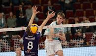 Philipp Lauter versenkt einen Angriff im Spiel gegen Dachau.  Foto:  powervolleys