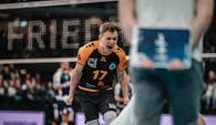 Libero Lenny Graven bejubelt den Auswärtssieg in Lüneburg  Foto:  Anton Höfel