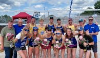 Die glücklichen Siegerinnen und Sieger beim BVV Beach Masters Premium in Ebersberg mit Ebersbergs Bürgermeister Ulli Proski (links) und den Organisatoren von beach2go Reinhard Pecher (2. Von links) und Barthel Spranger (rechts) Foto: beach2go