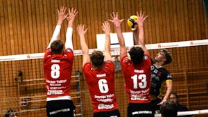 Szene aus dem Hinspiel: Kilian Nennhuber gegen drei Dresdner 