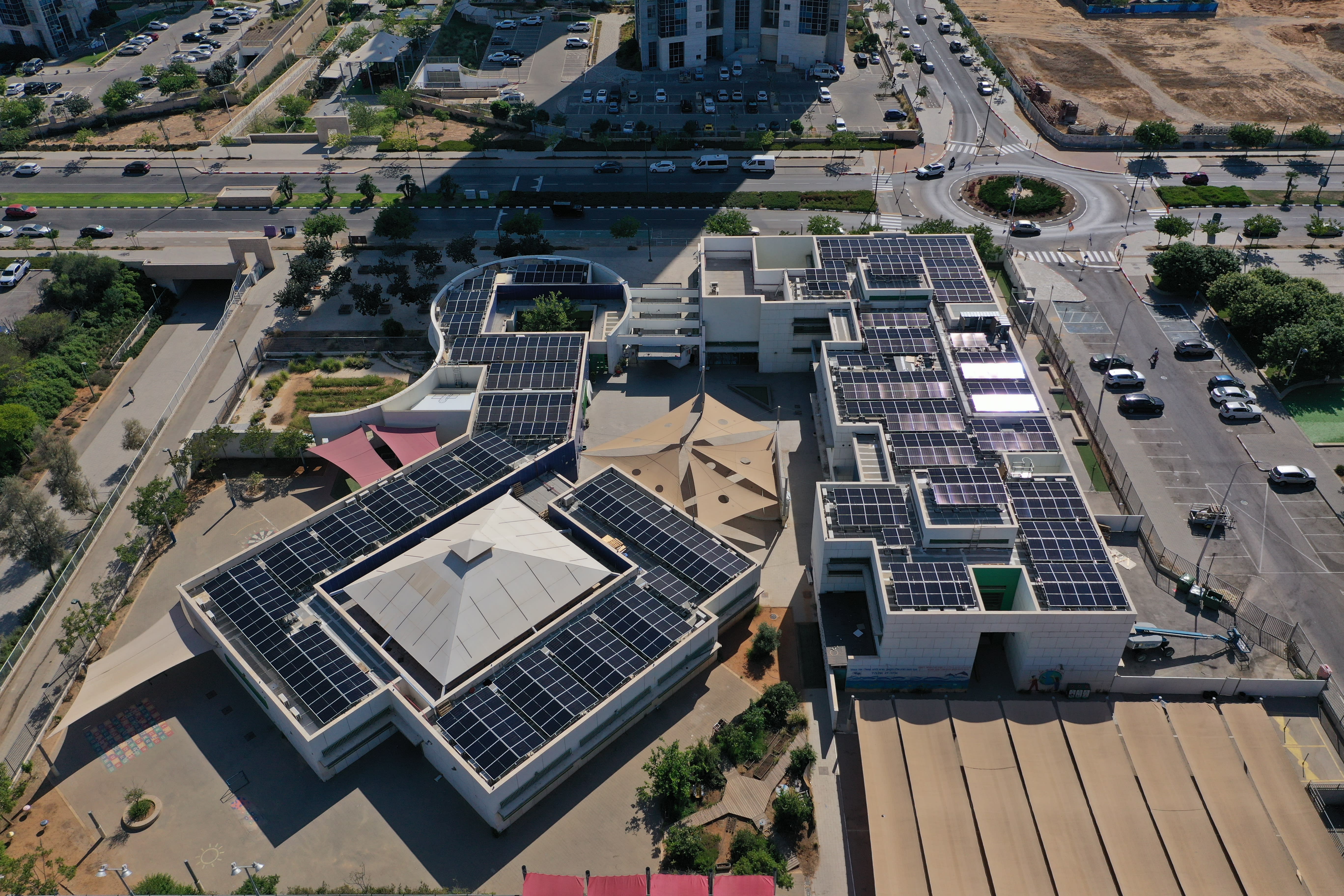 חיים חפר – בית ספר