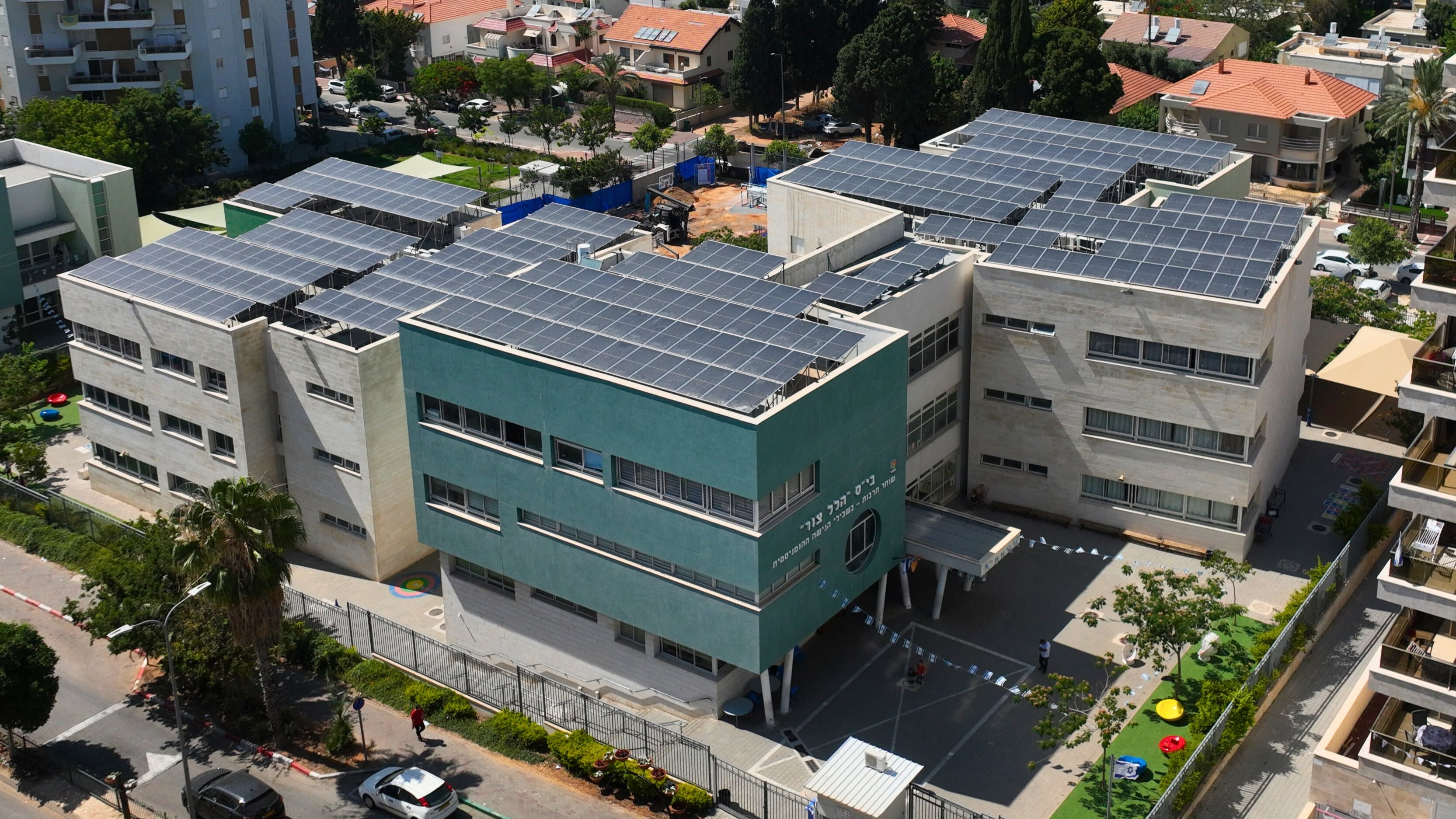 הלל צור – בית ספר