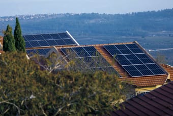 החזר השקעה מפאנלים סולאריים: המדריך המלא