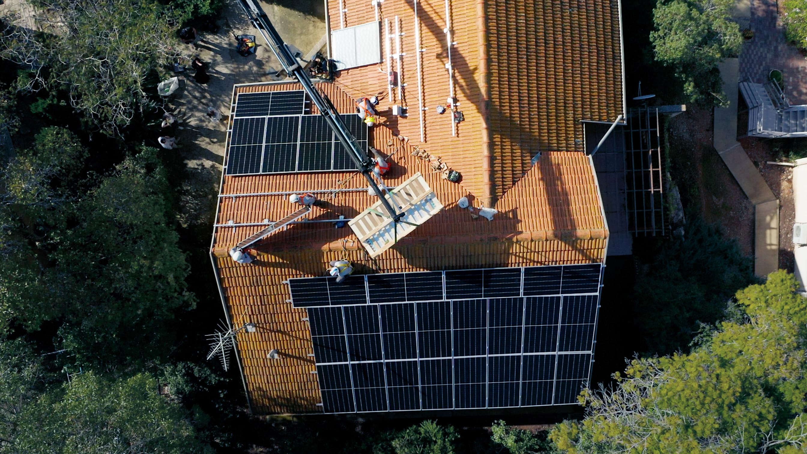 כמה לוחות (פאנלים) סולאריים צריך? מהם המשתנים שמשפיעים על תפוקת מערכת סולארית ביתית?