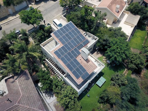 בית השמש העולה*: כיצד המערכת הסולארית מעלה את ערך הבית שלך?