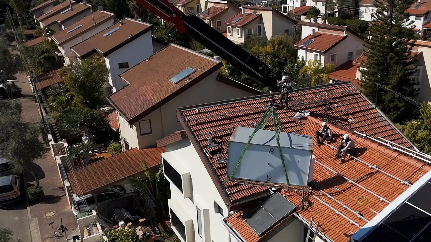 מנוף מרים פאנלים סולאריים לגג רעפים של בית פרטי