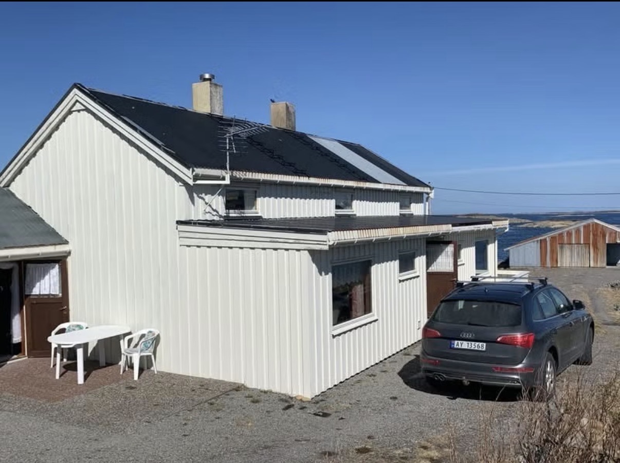 Stor eiendom med bolig, brygge og kai på Smøla/ Großes Grundstück mit Haus, Bootssteg und Kai auf Smøla