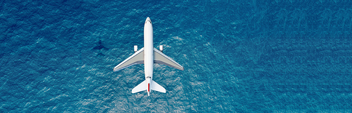 Flugzeug über Ozean Header