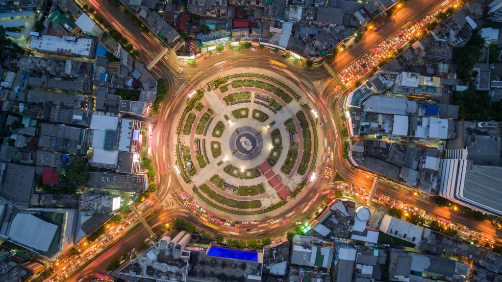 Kreisverkehr bei Nacht