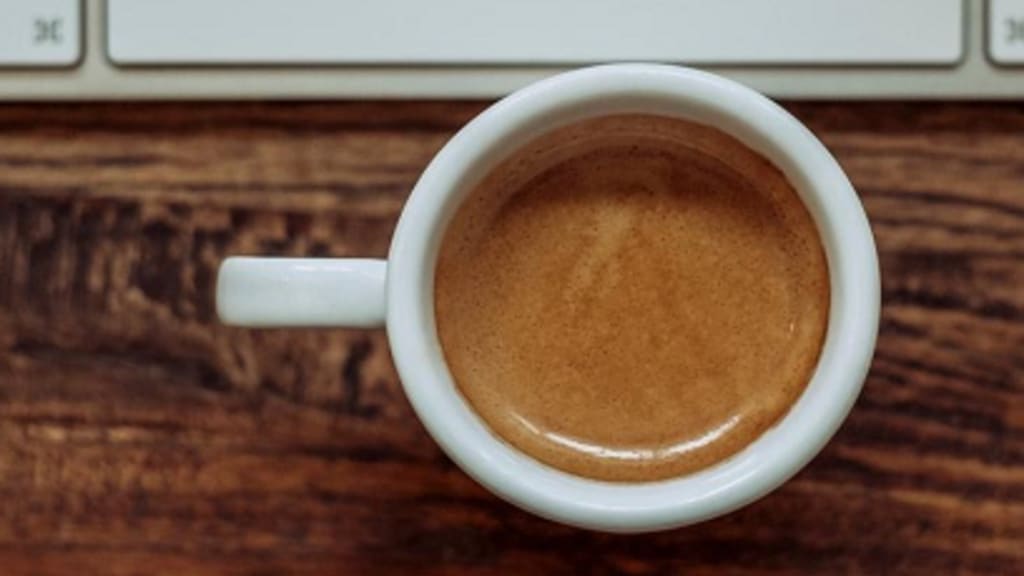 Bild einer Kaffeetasse und einer Tastatur