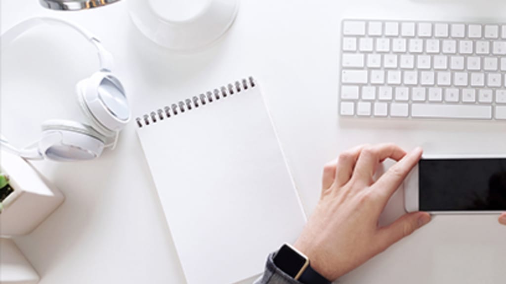 Arbeitsplatz mit Handy und Tastatur Header