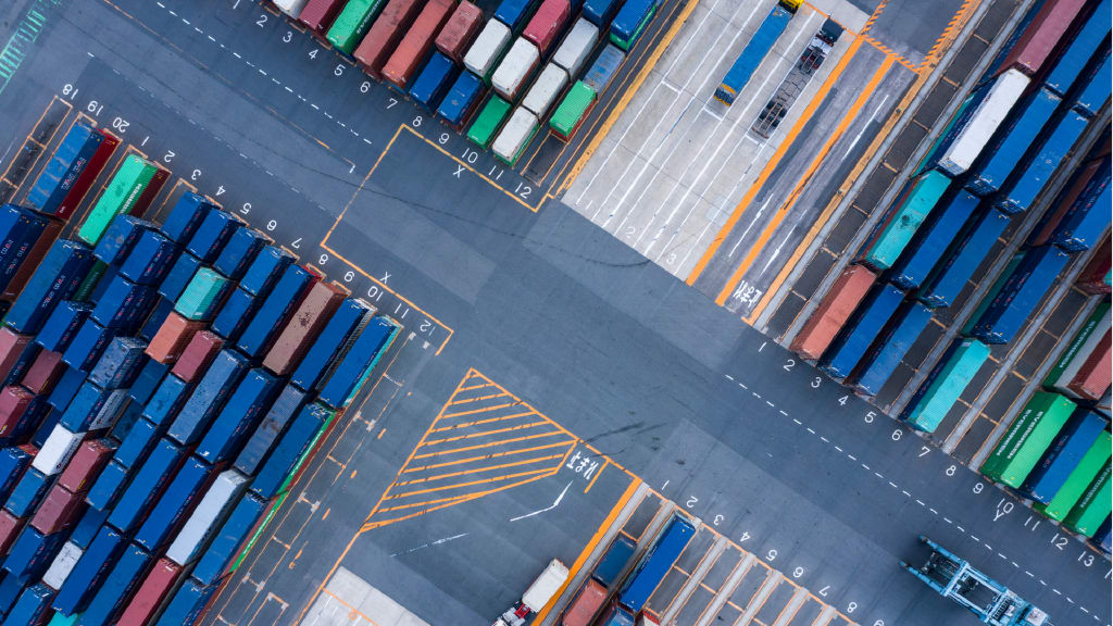 Bild von Containern aus der Vogelperspektive