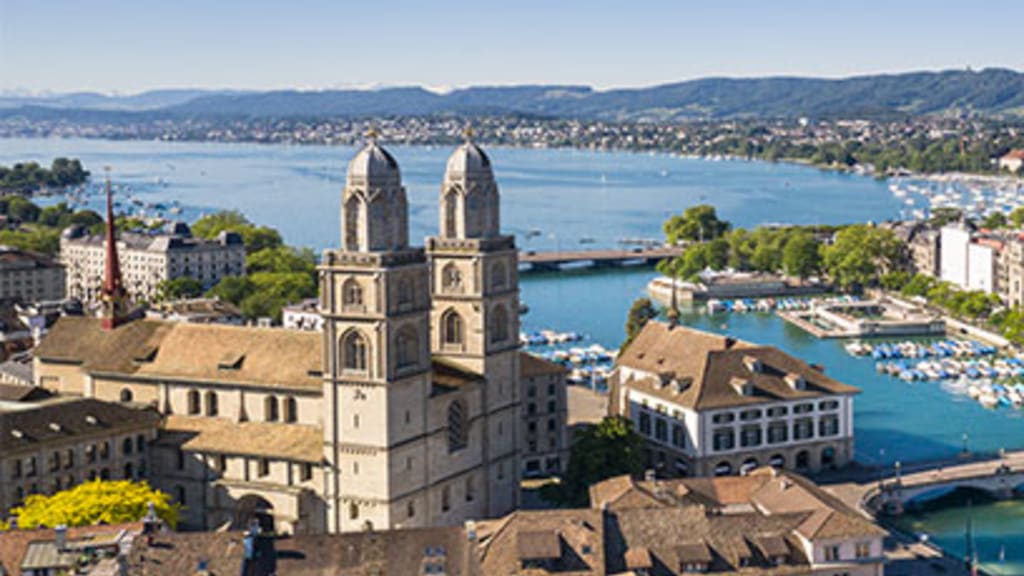 Zürich mit Blick auf das Grossmünster und den See - Headerimage