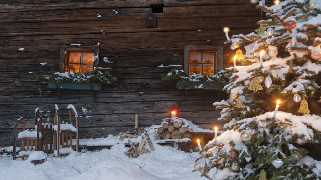 Haus mit Schnee und Weihnachtsbaum