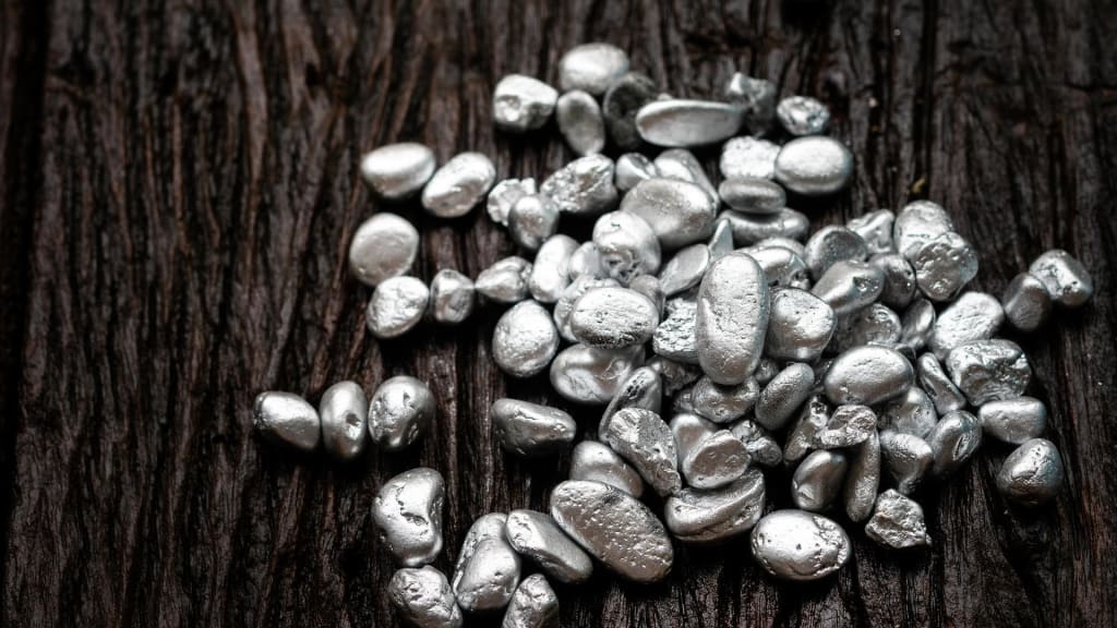 Kuva hopeasta pöydällä