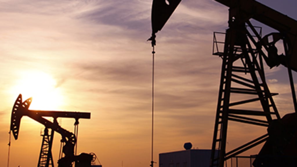 Bohrölinsel im Sonnenuntergang