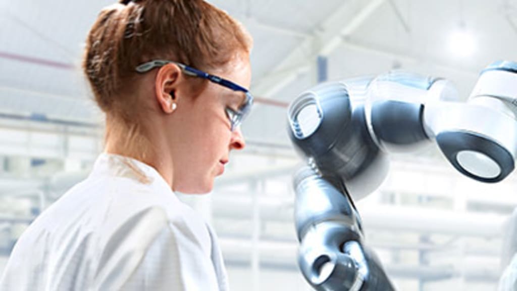 Frau arbeitet mit einem Laborroboter.