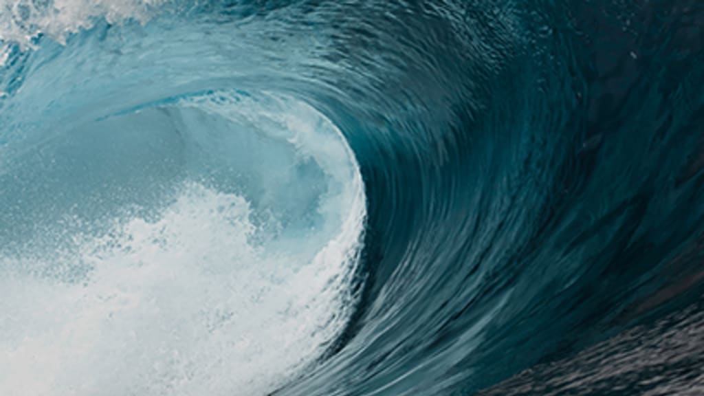 Nahaufnahme einer grossen Welle, die gleich brechen wird Header