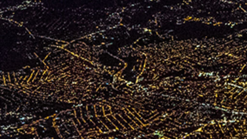 Bild einer Stadt bei Nacht