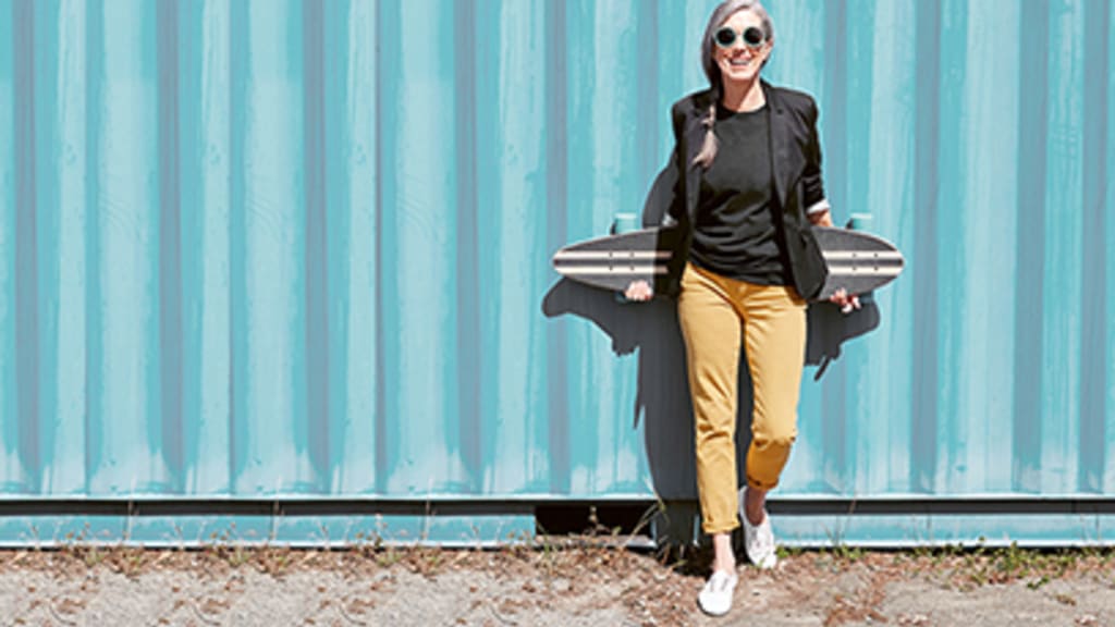 Seniorin mit Skateboard