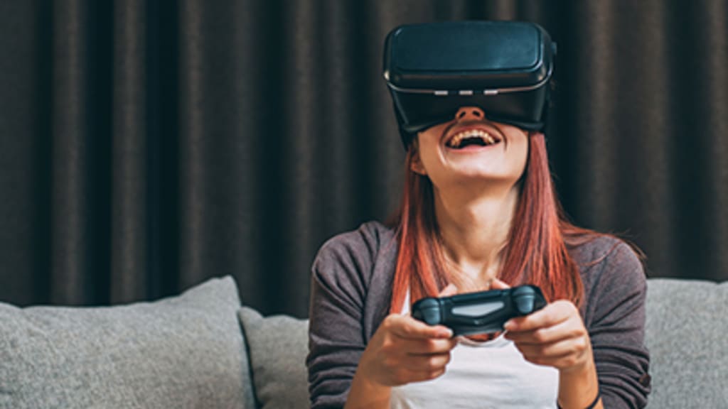 Frau die mit VR Brille am gamen ist