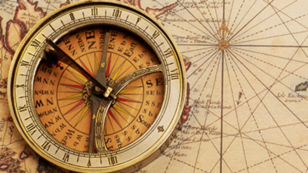Ein altmodischer Kompass auf einer alten Landkarte Header