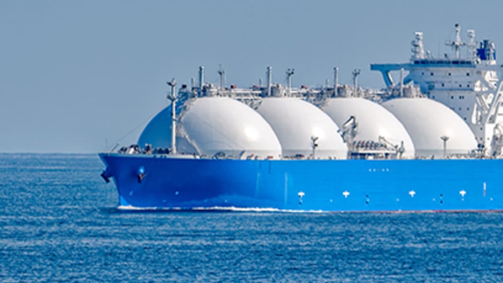 LNG-Transportschiff auf dem Meer Header